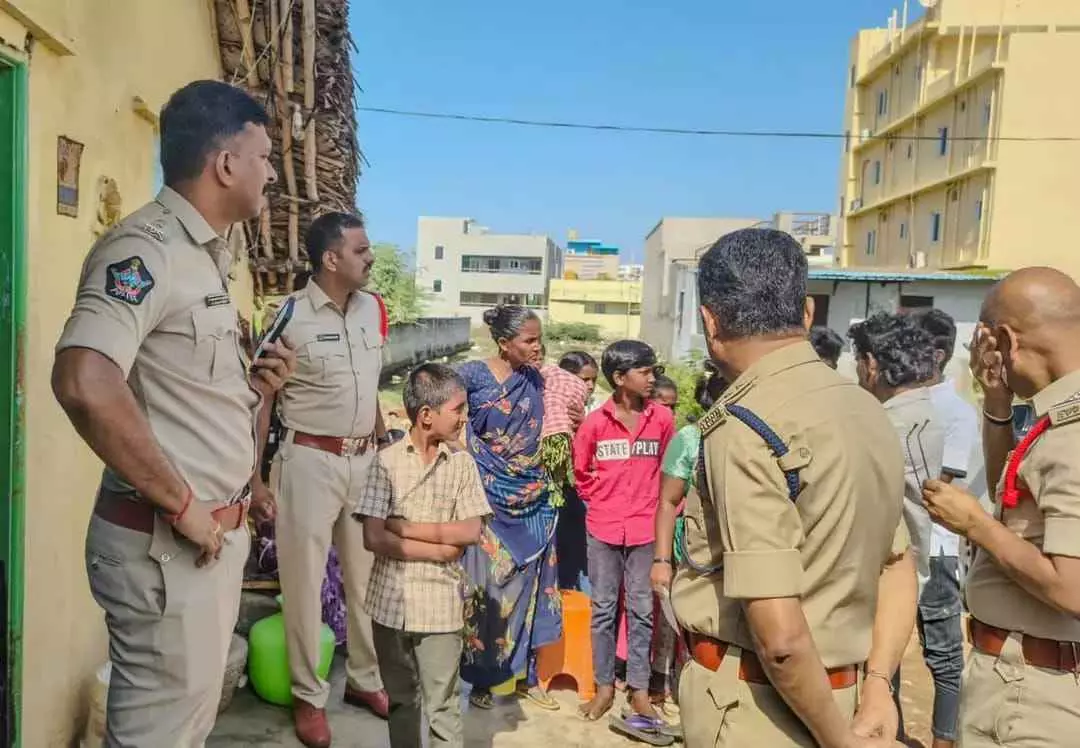తిరుపతి నగరం కొరమీనుగుంటలో విచారణ చేస్తున్న ఎస్పీ హర్షవర్థనరాజు తిరుపతి నగరం కొరమీనుగుంటలో విచారణ చేస్తున్న ఎస్పీ హర్షవర్థనరాజు