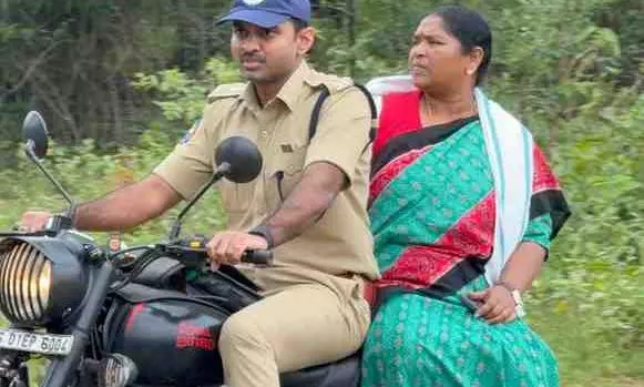 ఎస్పీ బైక్ పై మంత్రి సీతక్క ఎస్పీ బైక్ పై మంత్రి సీతక్క