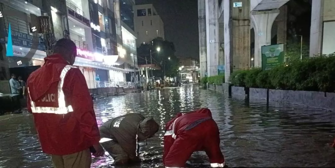 తెలంగాణలో కొనసాగుతున్న భారీవర్షాలు, ముగ్గురి గల్లంతు తెలంగాణలో కొనసాగుతున్న భారీవర్షాలు, ముగ్గురి గల్లంతు