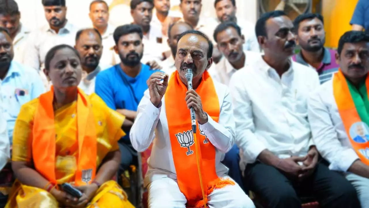 ‘ఇంత చేతకాని ప్రభుత్వాన్ని ఎక్కడా చూడలా’ ‘ఇంత చేతకాని ప్రభుత్వాన్ని ఎక్కడా చూడలా’