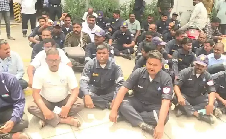 హైడ్రా కార్యాలయం ఎదుట డిఆర్ఎఫ్ సిబ్బంది మెరుపు సమ్మె