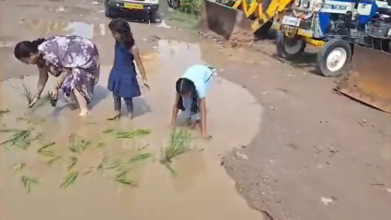 కరీంనగర్ రోడ్లపై వరిసాగు కరీంనగర్ రోడ్లపై వరిసాగు