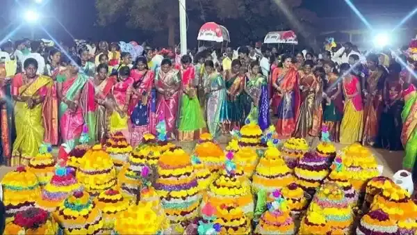 బతుకమ్మకు ముస్తాబైన తెలంగాణ