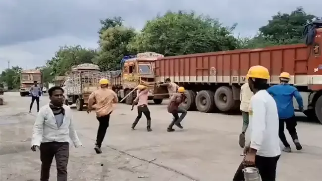 పోలీసులపై తిరగబడ్డ కార్మికులు