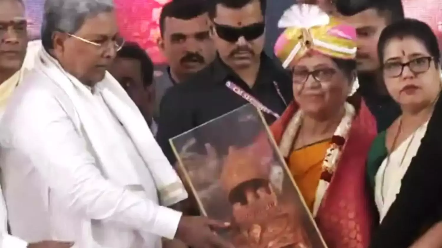 మైసూరు దసరా ఉత్సవాలను ప్రారంభించిన ముస్లిం మహిళ ఎవరు? మైసూరు దసరా ఉత్సవాలను ప్రారంభించిన ముస్లిం మహిళ ఎవరు?