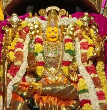 అన్ని మంత్రాలకు మూల శక్తి గాయత్రి అలంకారం!