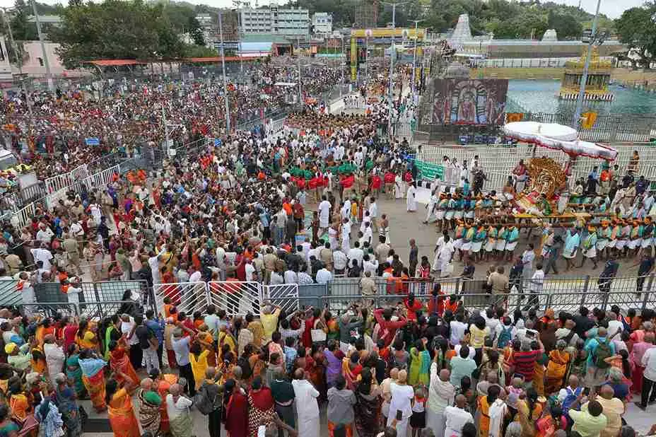 శ్రీవారి క్షేత్రానికి పోటెత్తిన యాత్రికులు