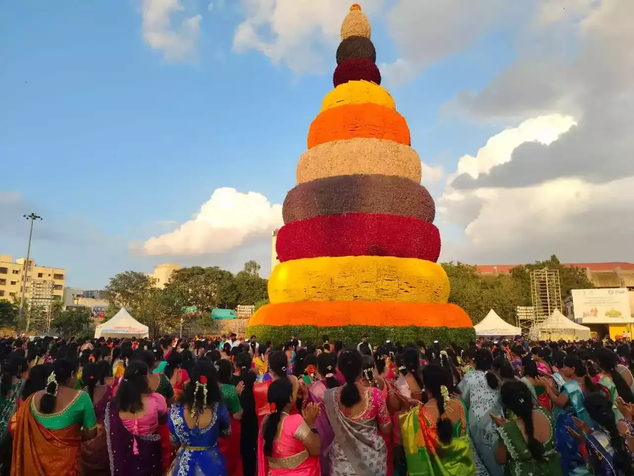 సరూర్ నగర్ స్టేడియంలో బతుకమ్మ రెండు గిన్నిస్ రికార్డులు