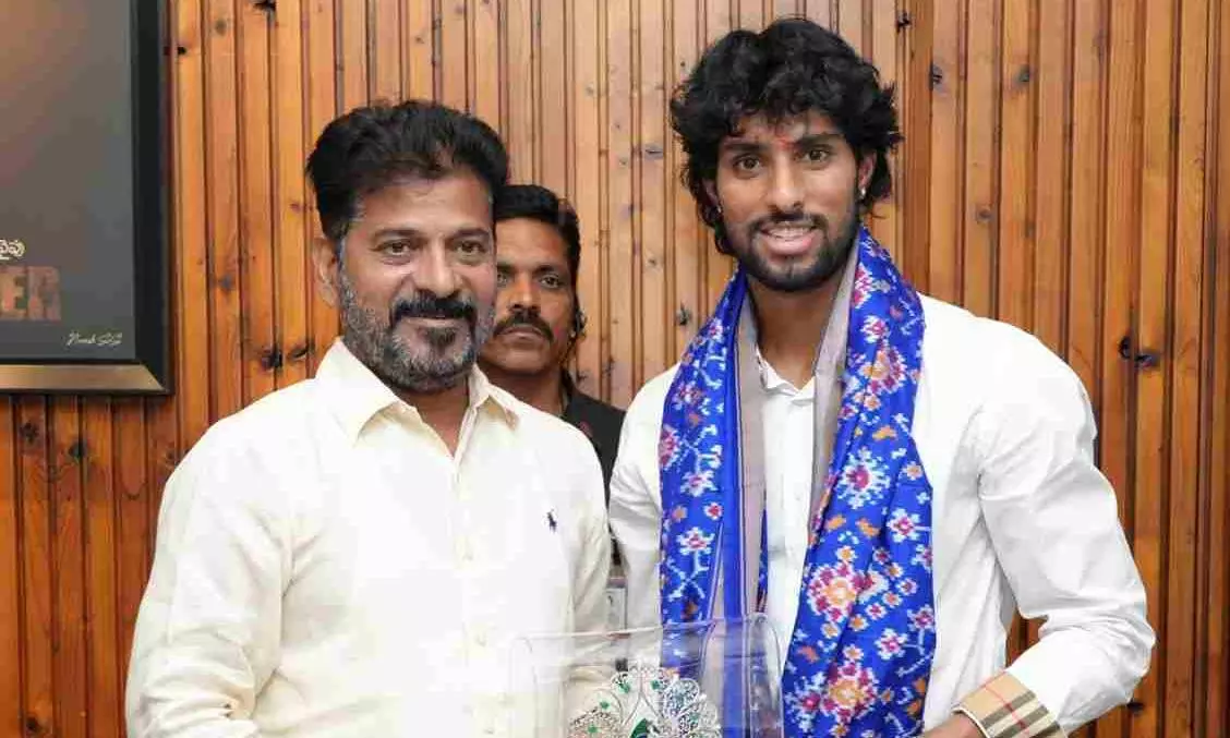 తిలక్ వర్మను సన్మానించిన సీఎం
