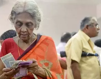 కోటీశ్వరులకు పెన్షన్లు.. కార్మికులకు కనీస వేతనాల్లేవా అధ్యక్షా?
