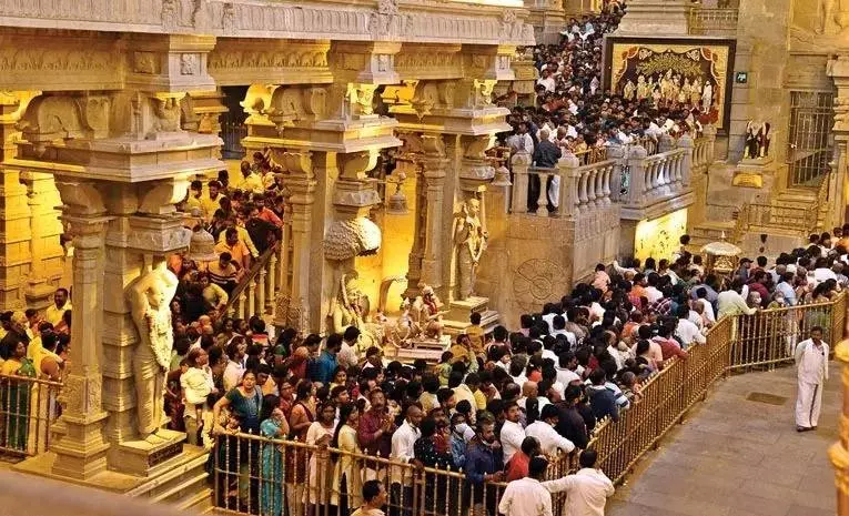 యాదగిరిగుట్టకు పోటెత్తిన భక్తులు