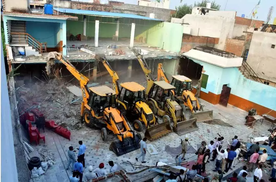 బరేలీ హింస: నిందితుడి ఫంక్షన్ హాల్ కూల్చివేత