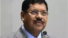 సీజేఐ బీఆర్ గవాయ్ పై షూ విసిరేందుకు వ్యక్తి ప్రయత్నం