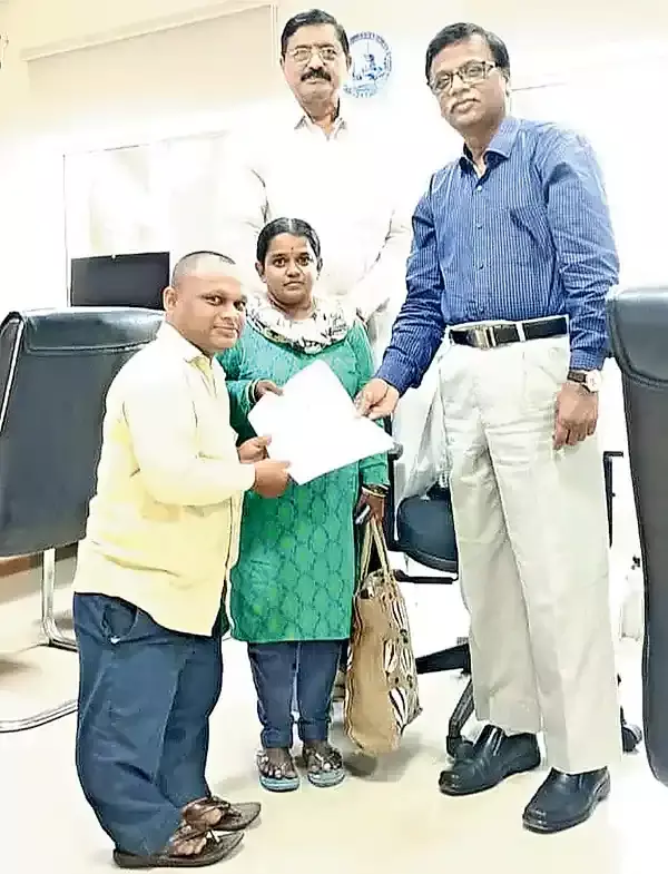 ఎత్తు తక్కువగా ఉన్న   వ్యక్తికి  లిప్ట్ ఇచ్చిన ‘నిమ్స్’
