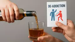ఒక చేత్తో మద్యం గ్లాస్‌, మరో చేత్తో డీ-అడిక్షన్ బ్రోచర్