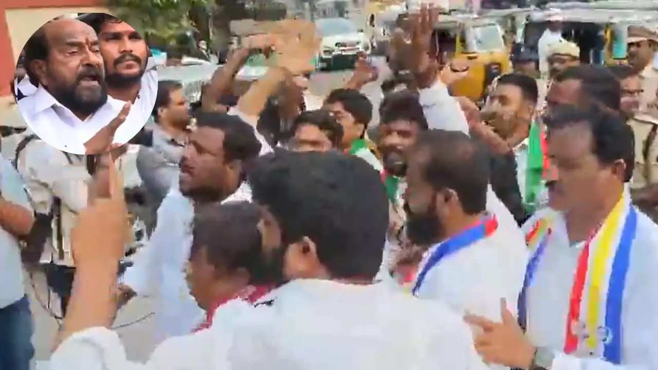 తెలంగాణ కోర్టు ముందు తీవ్ర ఆందోళనలు.. తెలంగాణ కోర్టు ముందు తీవ్ర ఆందోళనలు..