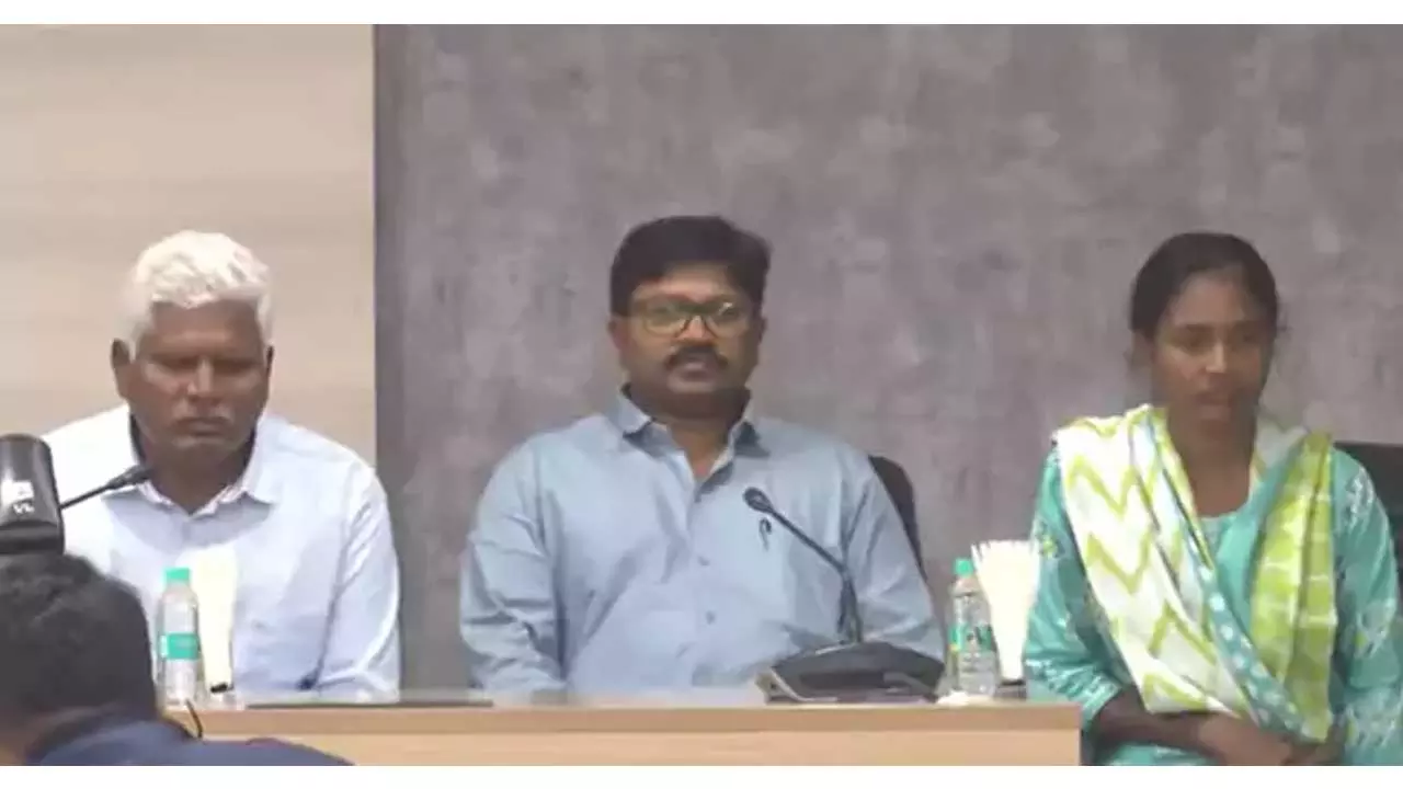 డీజీపీ ముందు ముగ్గురు మావోల లొంగుబాటు డీజీపీ ముందు ముగ్గురు మావోల లొంగుబాటు
