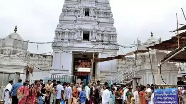 వేములవాడ రాజరాజేశ్వరస్వామి దేవాలయంలో దర్శనాల నిలిపివేత