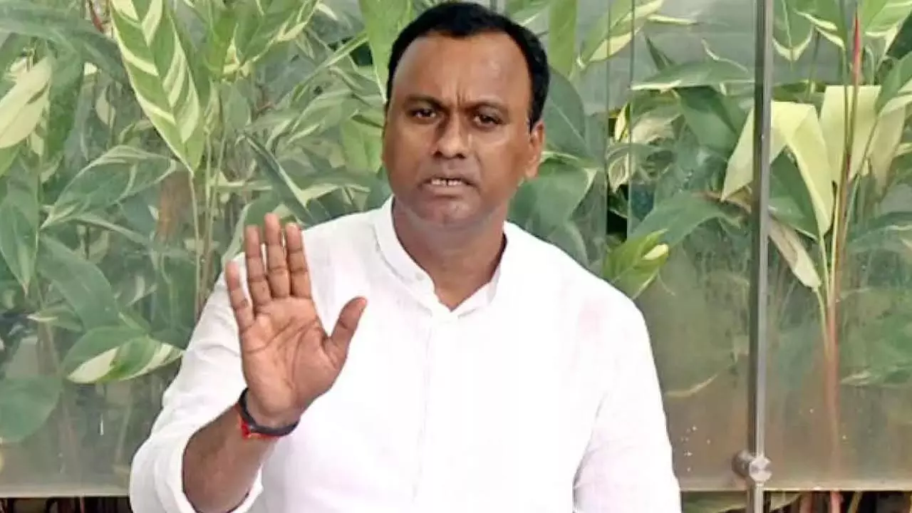 మునుగోడులో ఎమ్మెల్యే సొంత చట్టాలా..? మునుగోడులో ఎమ్మెల్యే సొంత చట్టాలా..?