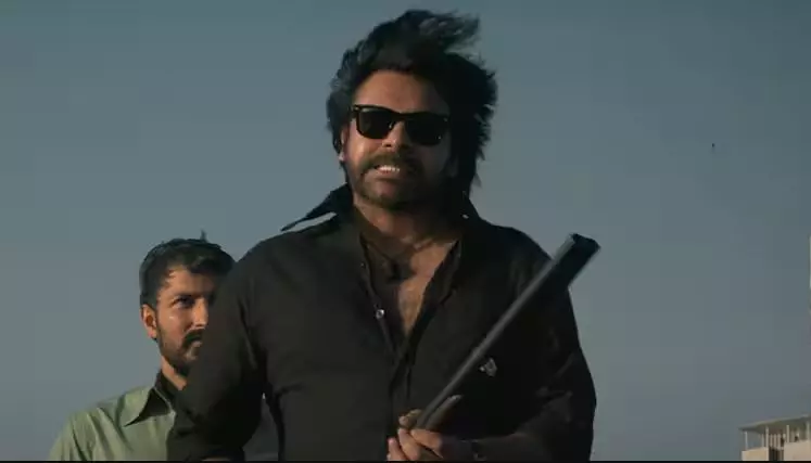 అమెరికా డిస్ట్రిబ్యూటర్పై మండిపడుతున్న పవన్ ఫ్యాన్స్! అమెరికా డిస్ట్రిబ్యూటర్పై మండిపడుతున్న పవన్ ఫ్యాన్స్!
