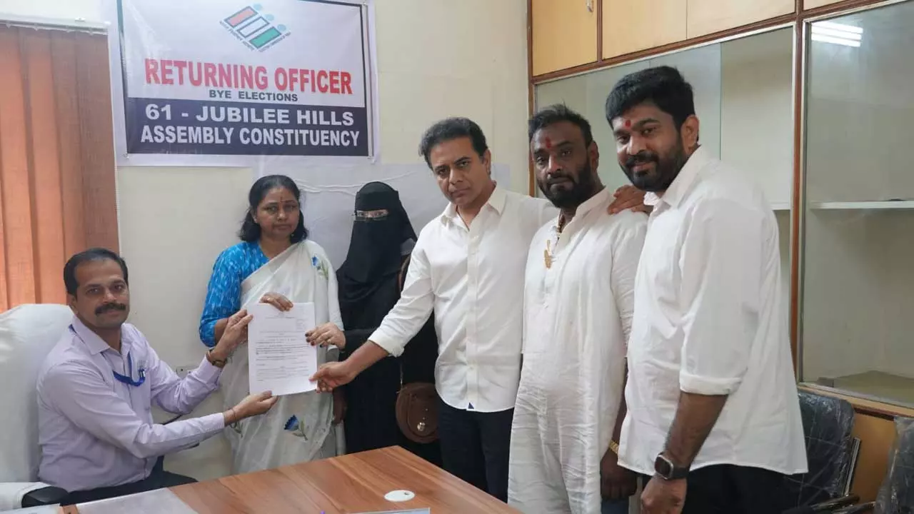నామినేషన్ వేసిన సునీత.. నామినేషన్ వేసిన సునీత..