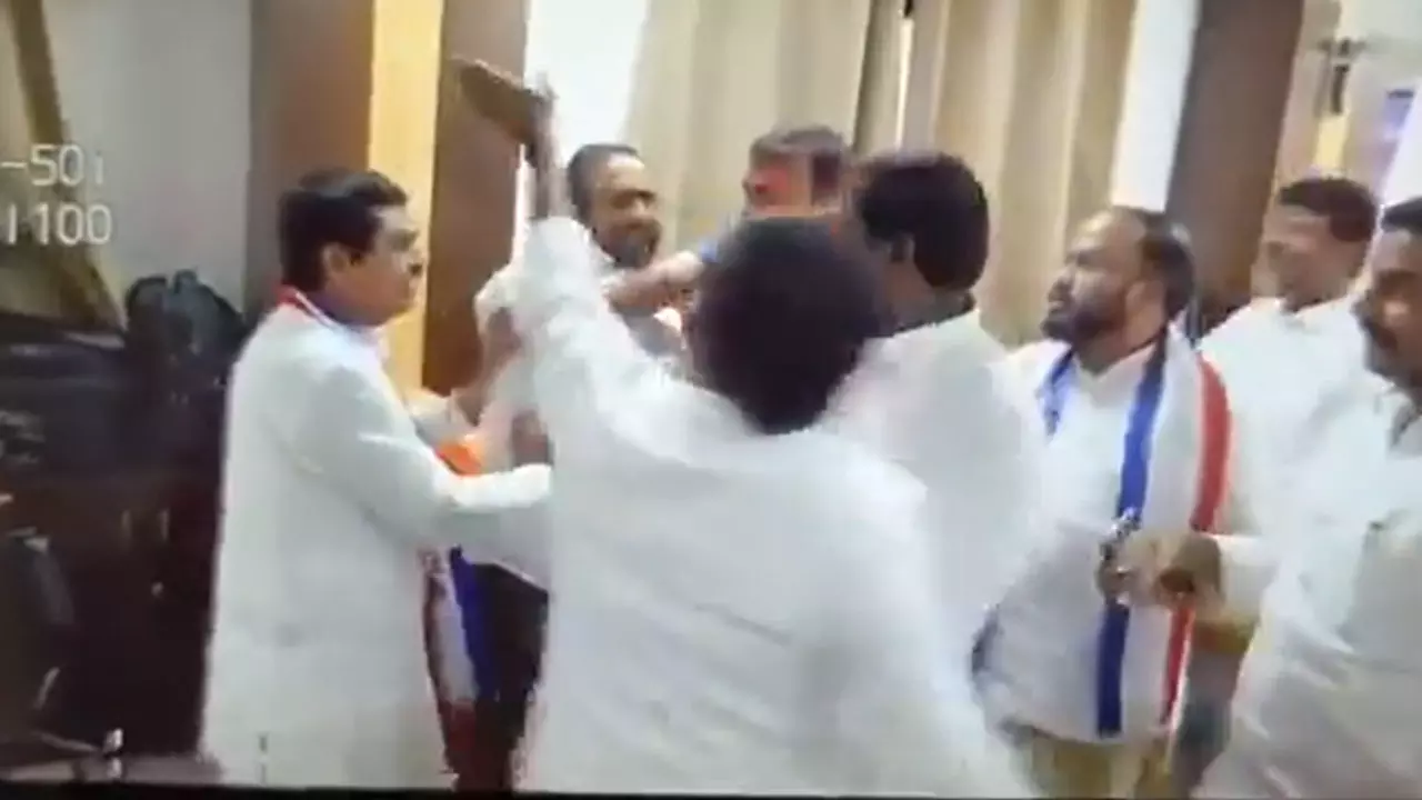 బీజేపీ ఆఫీసులో వేడెక్కిన వాతావరణం.. కొట్టుకున్న నేతలు.. బీజేపీ ఆఫీసులో వేడెక్కిన వాతావరణం.. కొట్టుకున్న నేతలు..