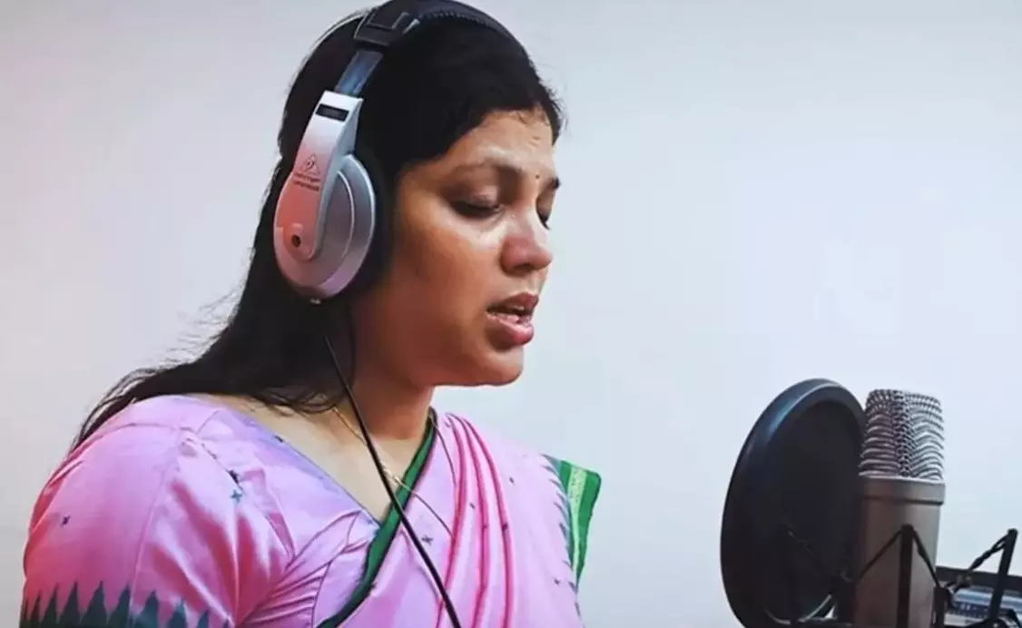 బధిరుల కోసం సైన్ లాంగ్వేజ్ నేర్చుకున్న కరీంనగర్ కలెక్టర్