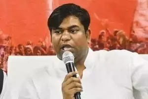 బీహార్ ఎన్నికలు: VIP చీఫ్ సహానీకి RJD నేత తేజస్వి అల్టిమేటం బీహార్ ఎన్నికలు: VIP చీఫ్ సహానీకి RJD నేత తేజస్వి అల్టిమేటం