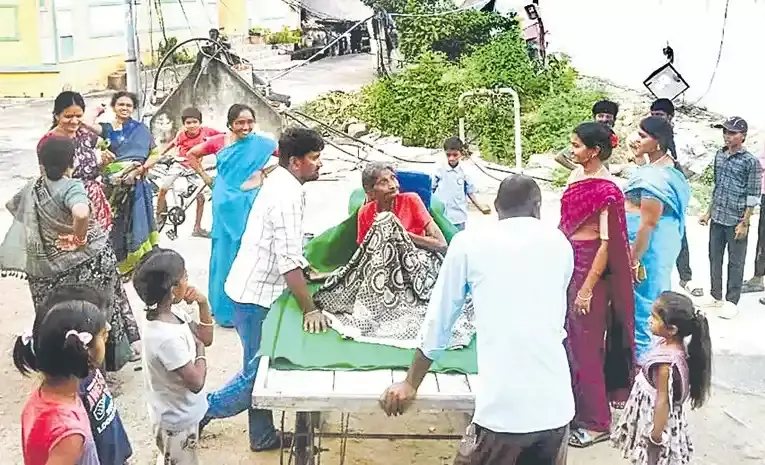 తోపుడు బండిపై ‘అమ్మ’ను ఊరంతా.. తోపుడు బండిపై ‘అమ్మ’ను ఊరంతా..