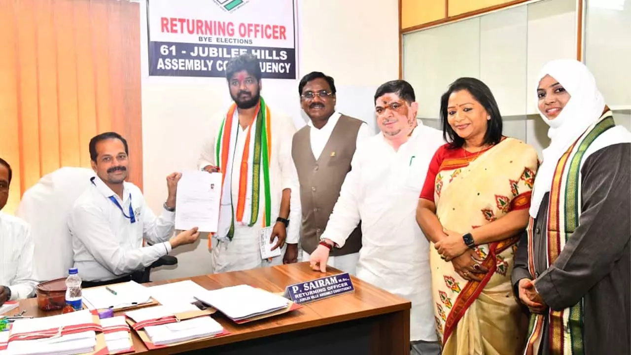 నామినేషన్ వేసిన నవీన్.. కీలక సూచన చేసిన అసదుద్దీన్ ఒవైసీ నామినేషన్ వేసిన నవీన్.. కీలక సూచన చేసిన అసదుద్దీన్ ఒవైసీ