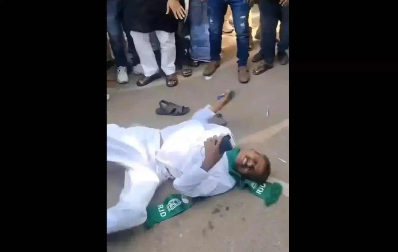 బీహార్ ఎన్నికలు: టికెట్ రాలేదని బట్టలు చించుకుని.. బీహార్ ఎన్నికలు: టికెట్ రాలేదని బట్టలు చించుకుని..