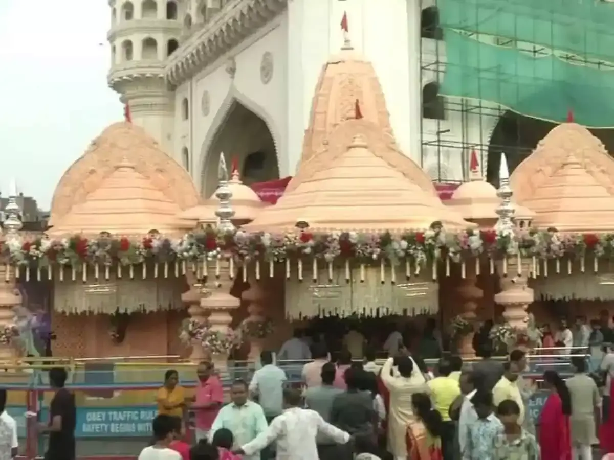 భాగ్య‌ల‌క్ష్మి ఆల‌యానికి పోటెత్తిన భ‌క్తులు