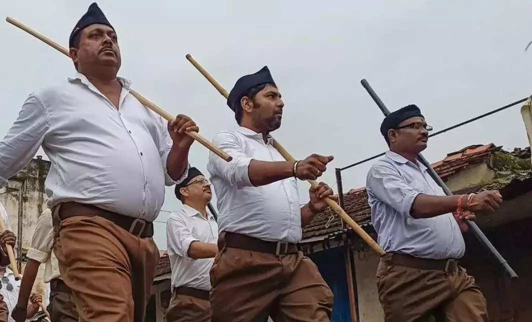 ‘ఆర్ఎస్ఎస్’ కవాతులో పాల్గొన్నాడని హస్టల్ ‘కుక్’ పై వేటు ‘ఆర్ఎస్ఎస్’ కవాతులో పాల్గొన్నాడని హస్టల్ ‘కుక్’ పై వేటు