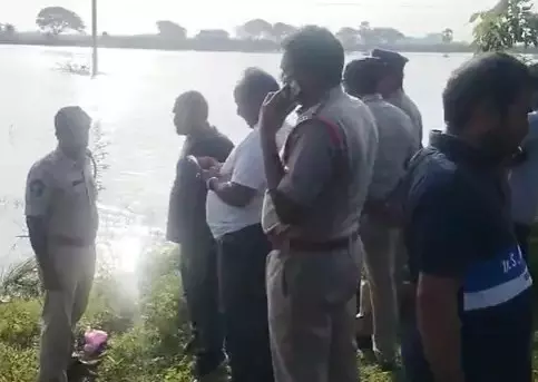 ఆ ముసలి కీచకుడు మరణించాడు, చెరువులో తేలిన శవం ఆ ముసలి కీచకుడు మరణించాడు, చెరువులో తేలిన శవం