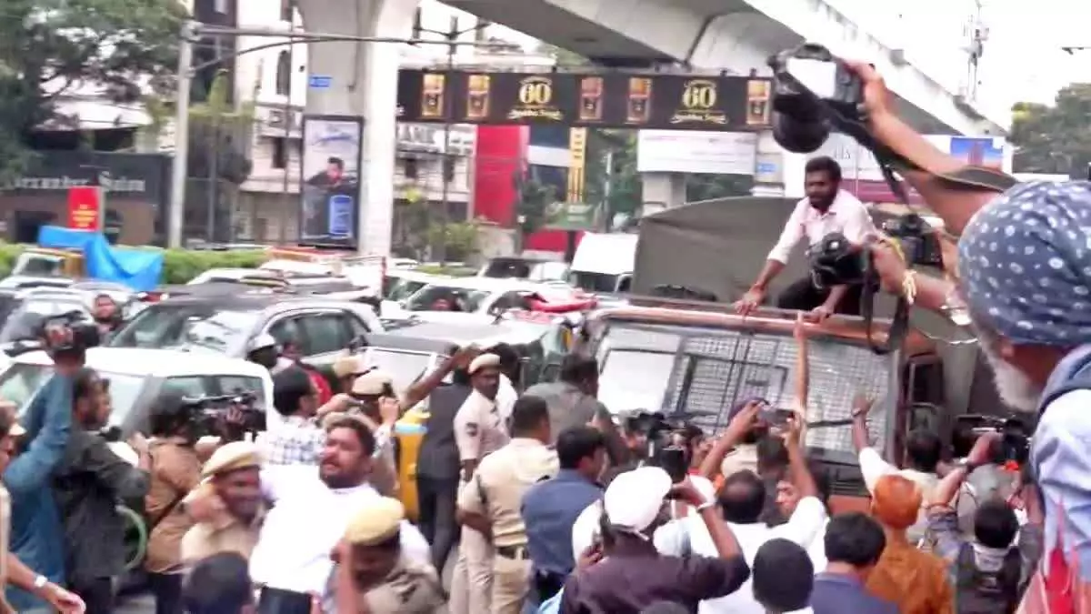 గోరక్షకుడిపై కాల్పుల ఘటన... డిజిపి కార్యాలయం ముట్టడి గోరక్షకుడిపై కాల్పుల ఘటన... డిజిపి కార్యాలయం ముట్టడి