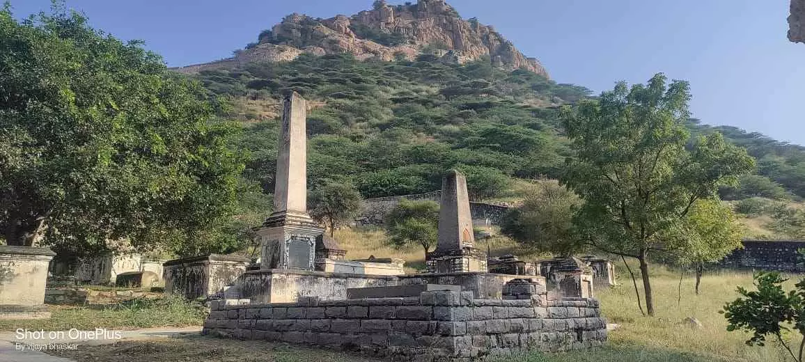 చరిత్ర మరచిన సమాధుల పూలతోట చరిత్ర మరచిన సమాధుల పూలతోట