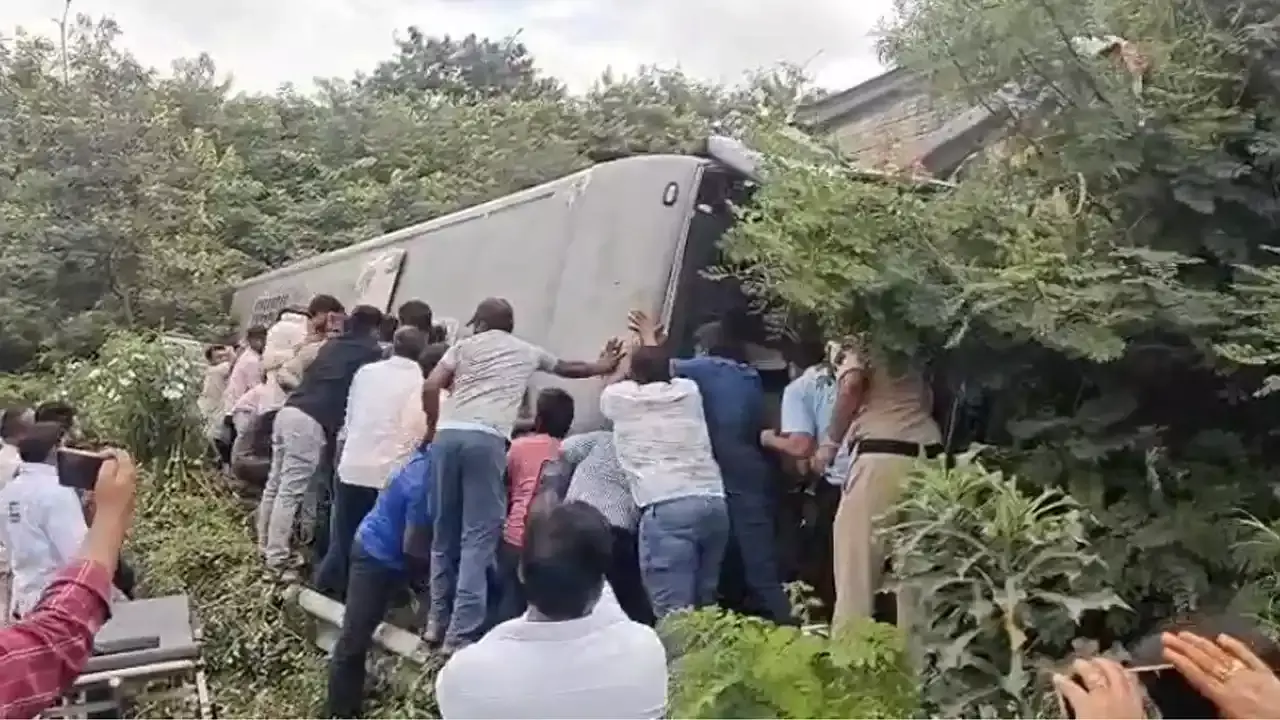పెద్ద అంబర్ పేట వద్ద బస్సు బోల్తా పెద్ద అంబర్ పేట వద్ద బస్సు బోల్తా
