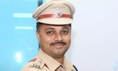 సీపీ కార్యాలయం దగ్గర డీసీపీపై హత్యాయత్నం.. సీపీ కార్యాలయం దగ్గర డీసీపీపై హత్యాయత్నం..