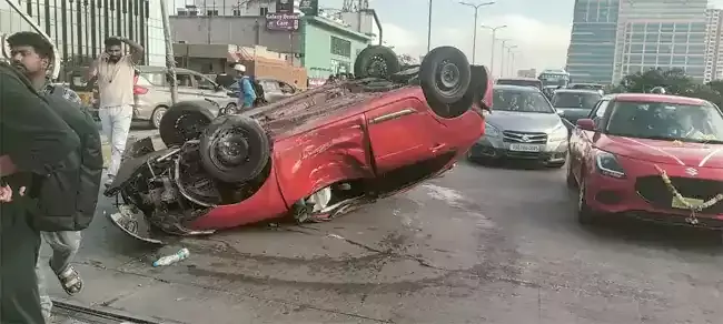 కూకట్ పల్లి జెఎన్టియు వంతెనపై కారు భీభత్సం