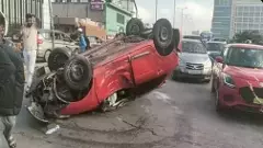 కూకట్ పల్లి జెఎన్టీయు వంతెనపై కారు భీభత్సం