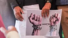 మరోసారి భారతీయులకు సంకెళ్లు వేసిన ట్రంప్ యంత్రాంగం