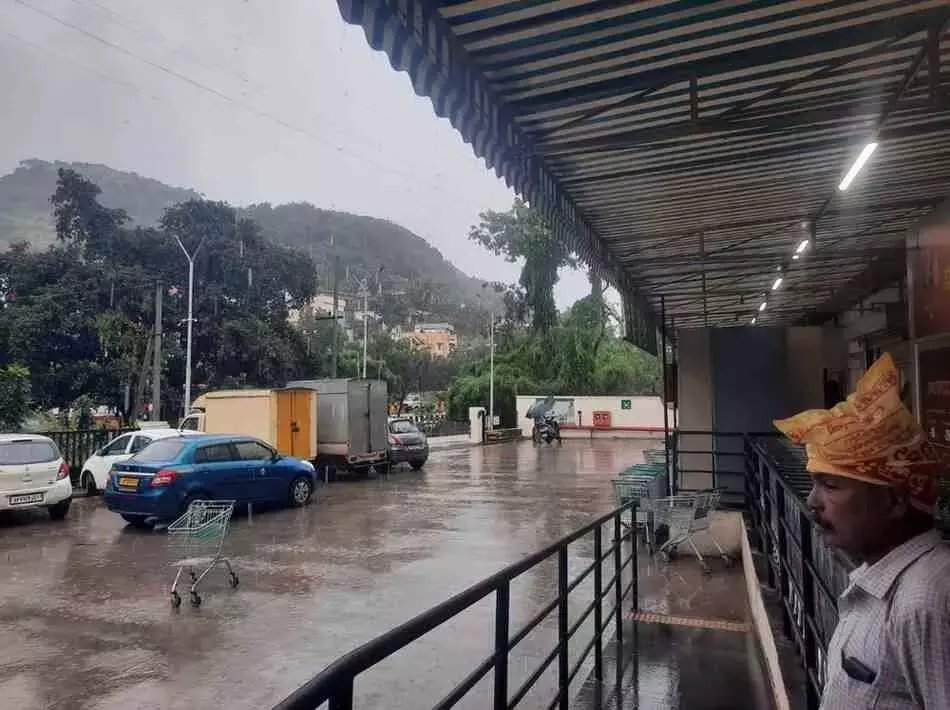 ఉత్తర కోస్తాలో మొదలైన ‘మొంథా’ ప్రతాపం! ఉత్తర కోస్తాలో మొదలైన ‘మొంథా’ ప్రతాపం!