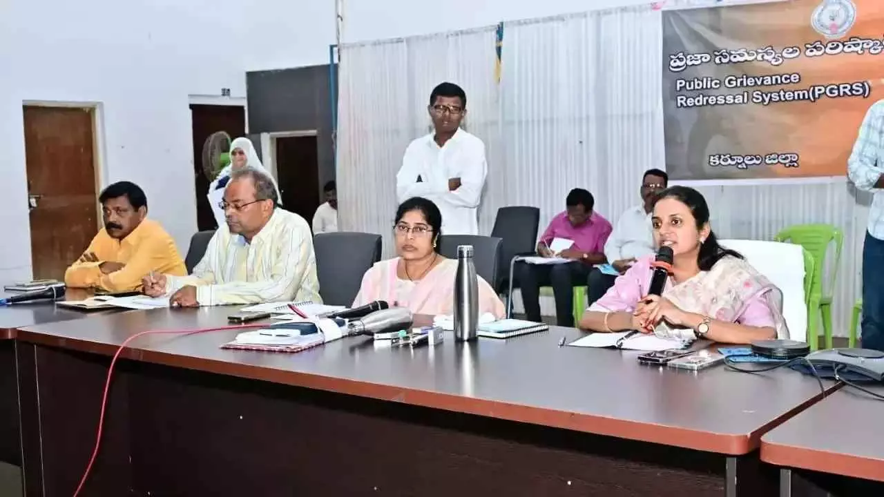మొంథా తుఫాను: ఎదుర్కోవడానికి కర్నూలు రెడీ.. మొంథా తుఫాను: ఎదుర్కోవడానికి కర్నూలు రెడీ..