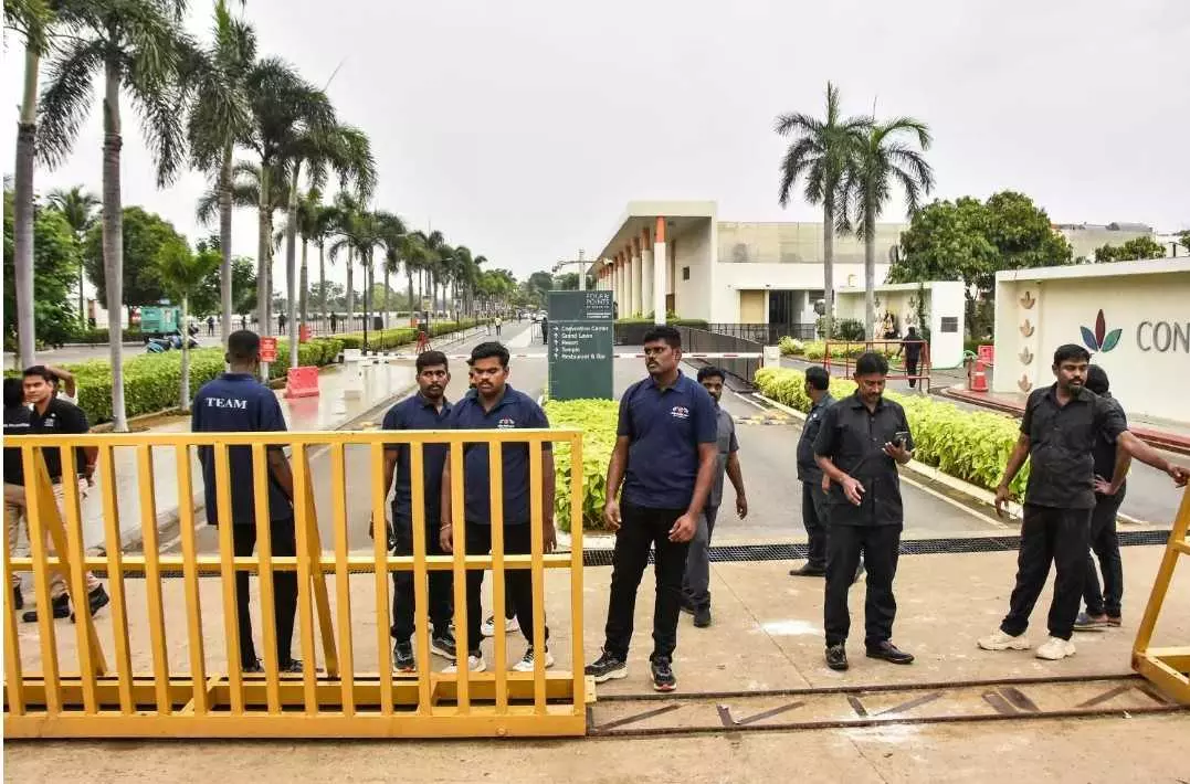 ‘నన్ను క్షమించండి’..కరూర్ బాధితుల ముందు విజయ్ ‘నన్ను క్షమించండి’..కరూర్ బాధితుల ముందు విజయ్