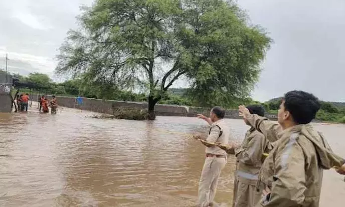 మొంథా ప్రభావంతో తెలంగాణ 16 జిల్లాల్లో ప్లాష్ ప్లడ్స్ మొంథా ప్రభావంతో తెలంగాణ 16 జిల్లాల్లో ప్లాష్ ప్లడ్స్