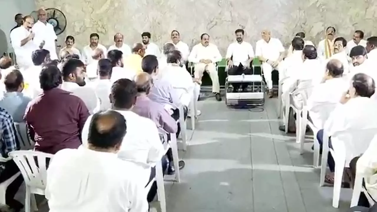 జూబ్లీహిల్స్ ఎన్నికల్లో రాజుకుంటున్న కులాల కుంపట్లు జూబ్లీహిల్స్ ఎన్నికల్లో రాజుకుంటున్న కులాల కుంపట్లు