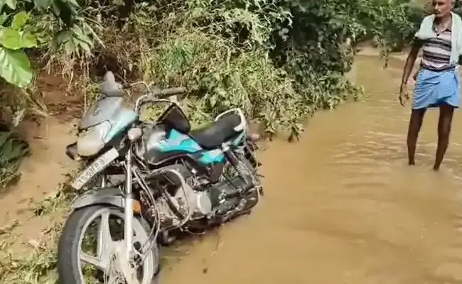 మోత్కులపల్లి వాగులో కొట్టుకుపోయిన భార్యాభర్తలు ?