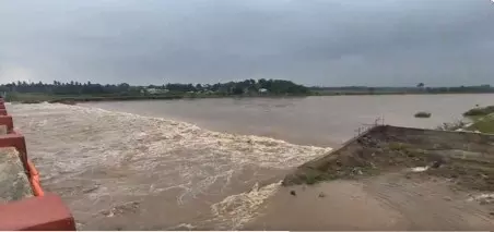 తెలంగాణను ముంచిన ‘మొంథా’ 8 జిల్లాల్లో రెడ్ అలెర్ట్