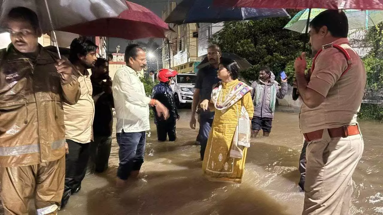 మొంథా ఎఫెక్ట్ : తెలంగాణ జిల్లాల్లో వెల్లువెత్తిన వరదలు