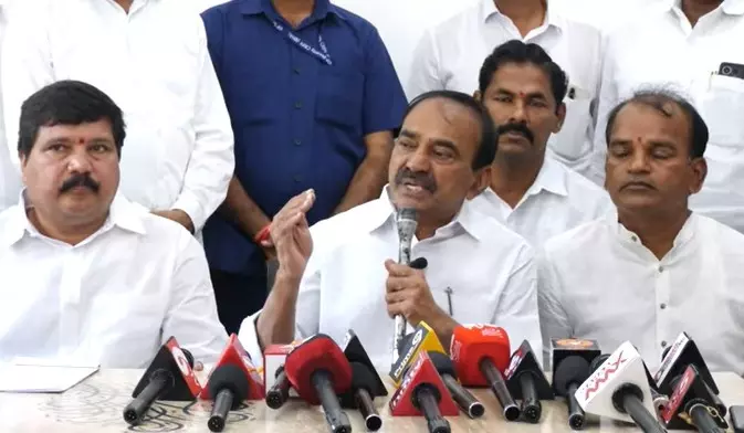 చంద్రబాబును చూడండి, ఎంత చక్కగా పనిచేస్తున్నారో.... చంద్రబాబును చూడండి, ఎంత చక్కగా పనిచేస్తున్నారో....